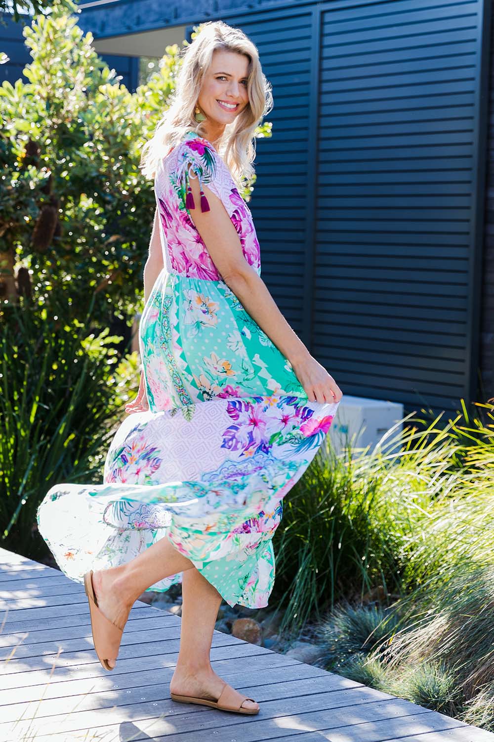 Model Kelly wearing size S of the Jamie Midi in colour Multi (Pink), from the front, showing the whole outfit