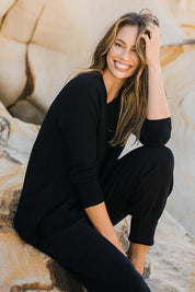 Model Amanda wearing size S of the Wool Cashmere Relaxed V Neck Jumper in colour Black (Black), from the front, showing the whole outfit