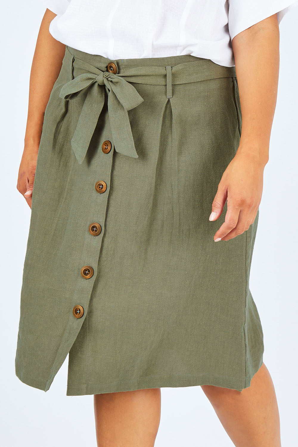 Model Palatina wearing size 14 of the Linen Ain colourline Skirt - Fern (Green), from the front, cropped image