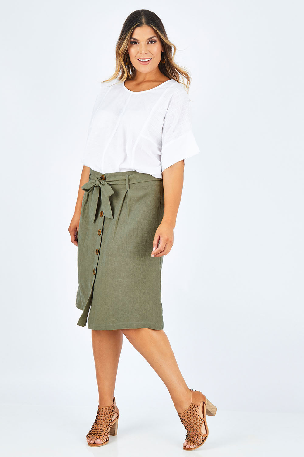 Model Palatina wearing size 14 of the Linen Ain colourline Skirt - Fern (Green), from the front, showing the whole outfit