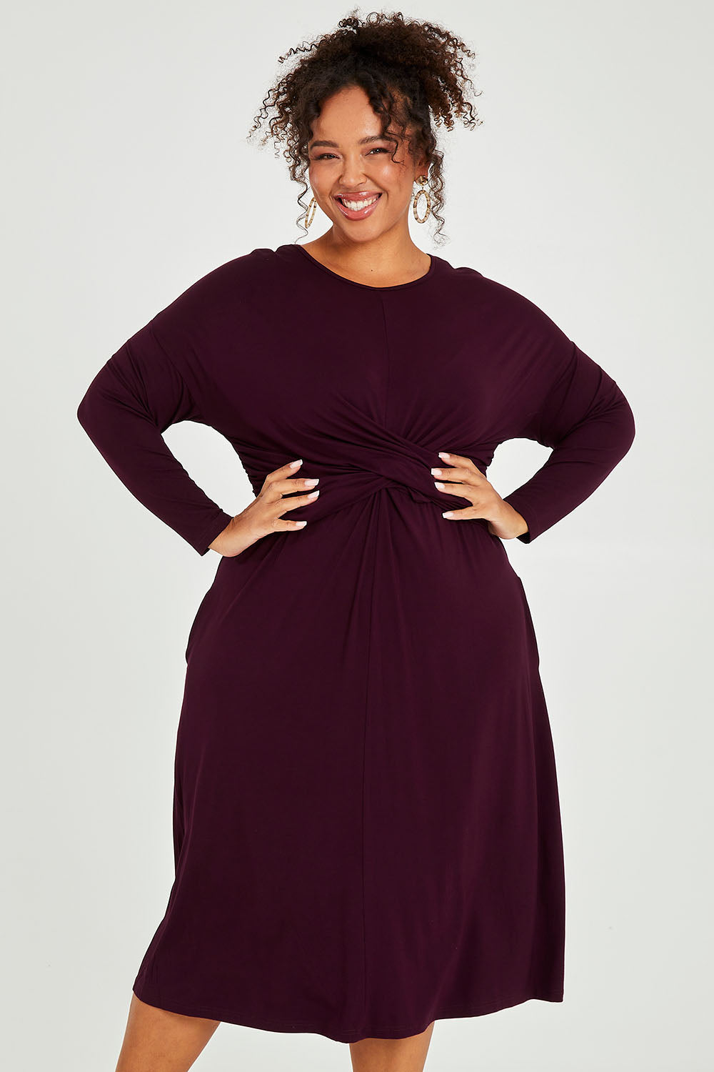 Model Alexis wearing size XXL of the Eden Bamboo Dress in colour Berry (Purple), from the front, cropped image