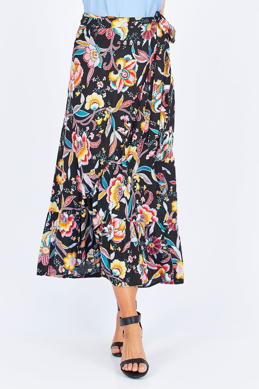 Model Madeline wearing size OneSize of the Ole Skirt in colour Castro (Black), from the front, cropped image