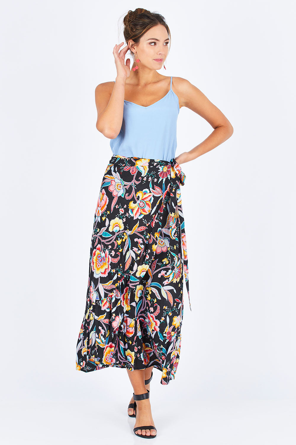 Model Madeline wearing size OneSize of the Ole Skirt in colour Castro (Black), from the front, showing the whole outfit