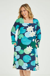 Model Jess wearing size 14 of the Foralskad Dress in colour Lilyblue (Blue), from the front, cropped image