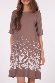 A model wearing size 10 of the ROBBIE 3/4 Sleeve Shift Dress Place M Bird in colour NaturalWht, from the front, cropped image