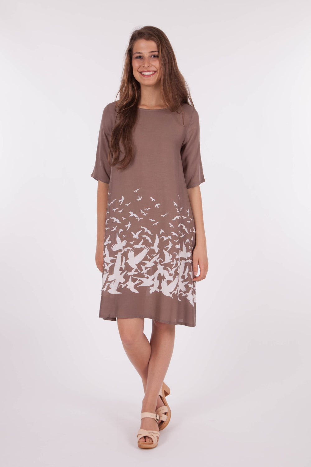 A model wearing size 10 of the ROBBIE 3/4 Sleeve Shift Dress Place M Bird in colour NaturalWht, from the front, showing the whole outfit