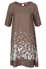 Product shot of the ROBBIE 3/4 Sleeve Shift Dress Place M Bird in colour NaturalWht, from the front