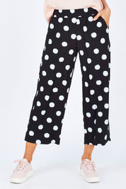 Model Gemma wearing size S of the Spot Pant in colour BlackWhite (Black), from the front, cropped image