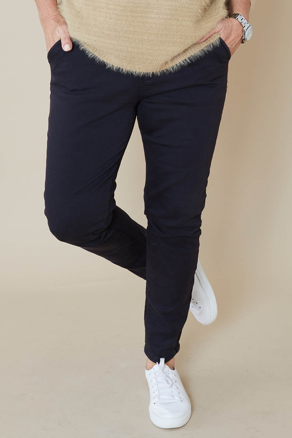 Model Sandy wearing size S of the Jogger Jean in colour Black (Black), from the front, cropped image