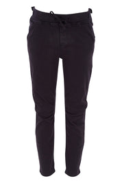 Product shot of the Jogger Jean in colour Black (Black), from the front