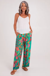 Model Luisa wearing size S of the Eastern Pant in colour Emerald (Green), from the front, showing the whole outfit