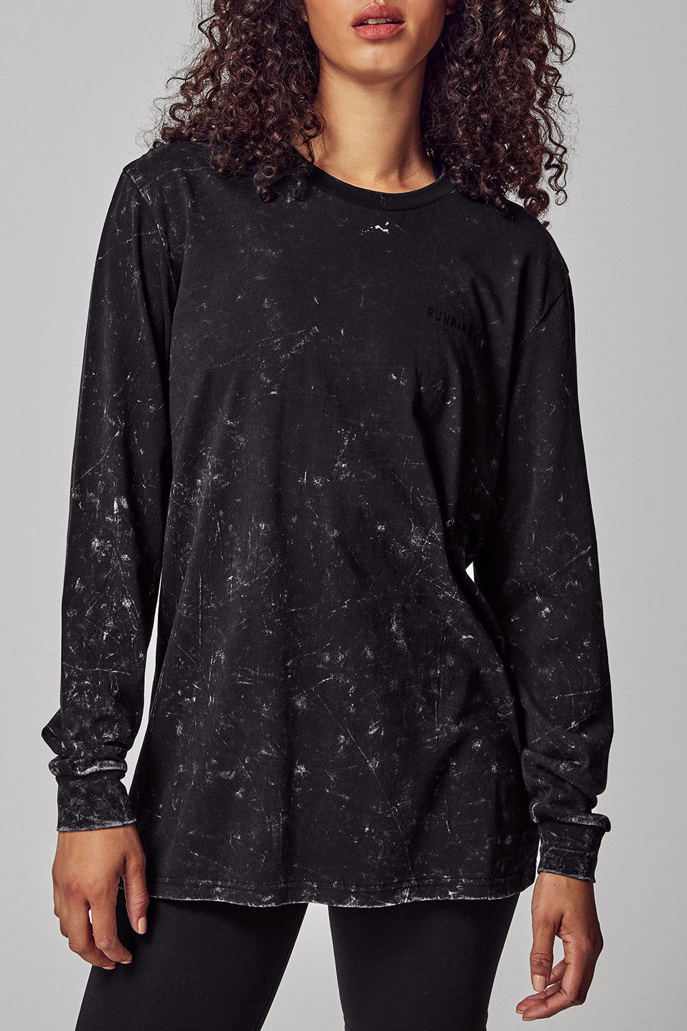 A model wearing the Hollywood 90'S Relax L/S Tee in colour Blackwash (Black), from the front, cropped image