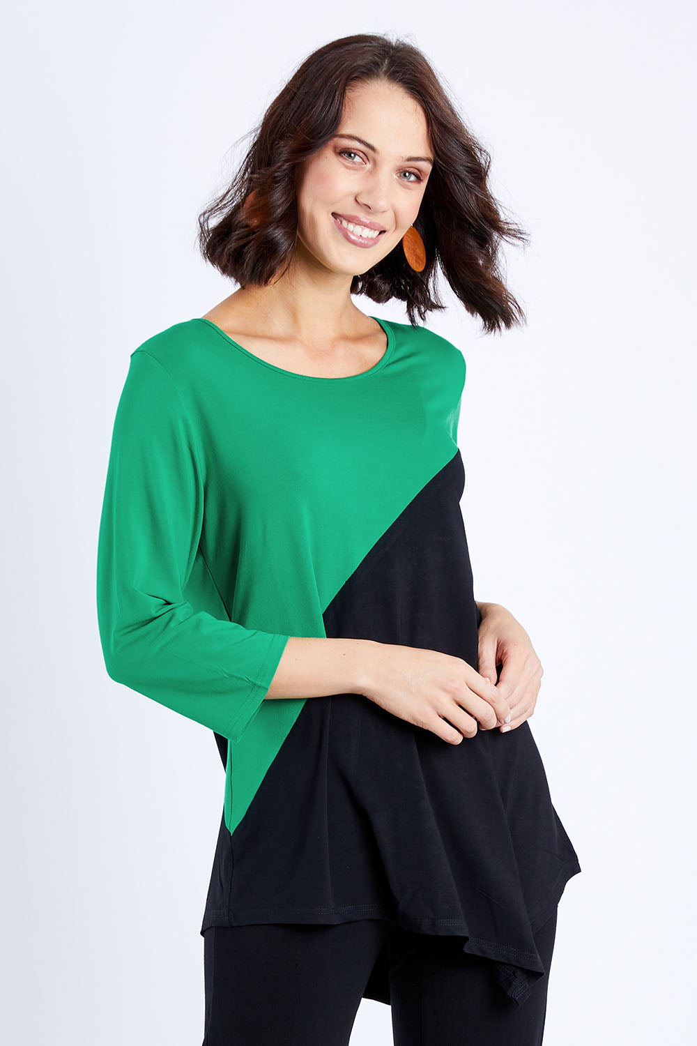 Model Andrea wearing size S of the 3/4 Sleeve Two Tone Bamboo Tunic in colour Blackemrld (Black), from the front, cropped image