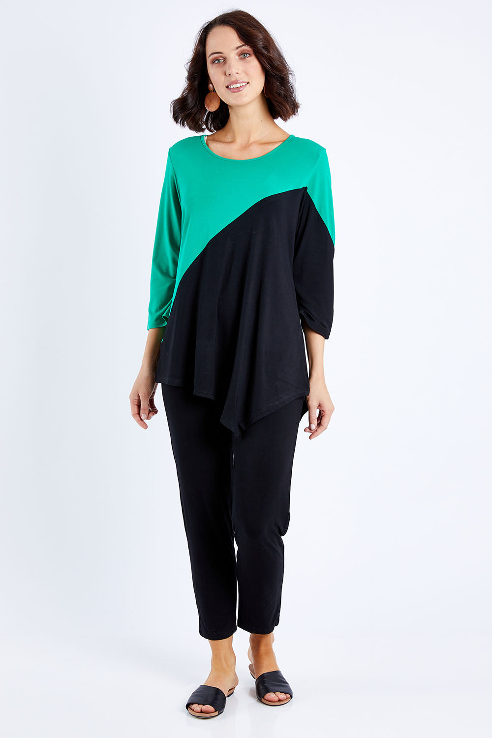 Model Andrea wearing size S of the 3/4 Sleeve Two Tone Bamboo Tunic in colour Blackemrld (Black), from the front, showing the whole outfit
