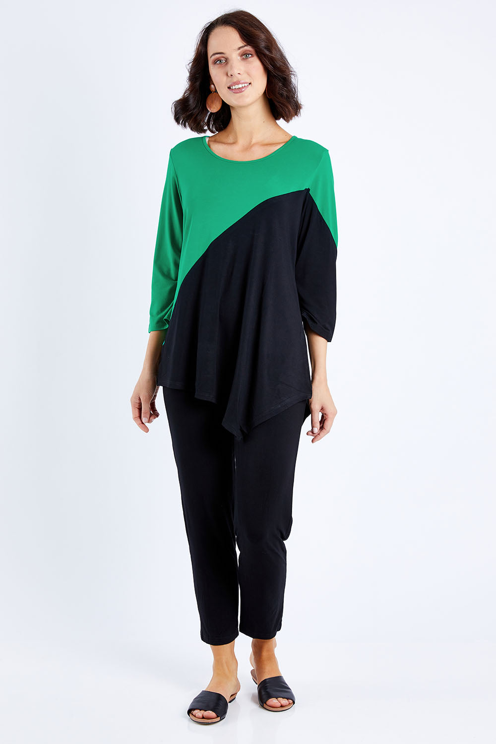 Model Andrea wearing size S of the 3/4 Sleeve Two Tone Bamboo Tunic in colour Blackemrld (Black), from the front, showing the whole outfit