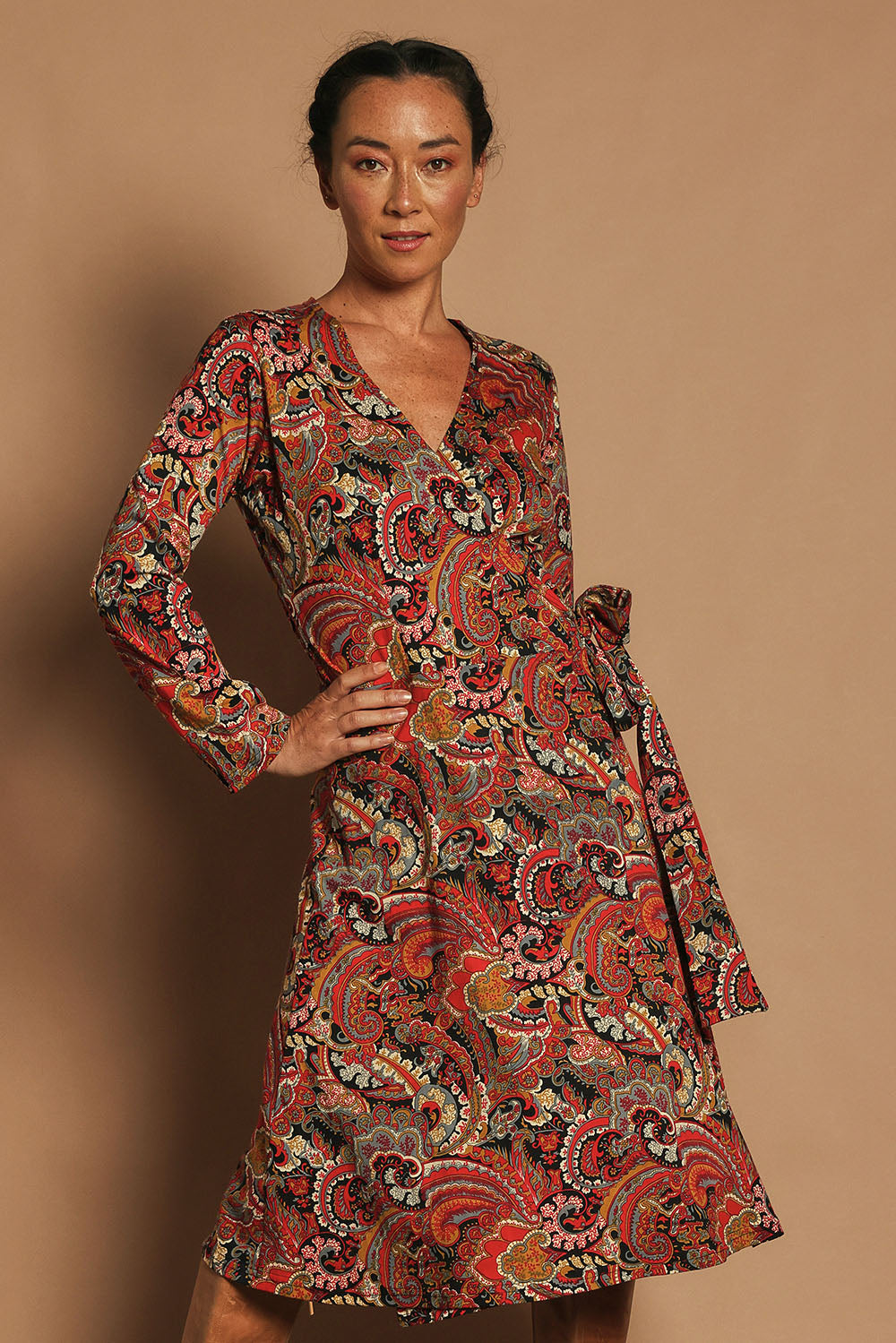Model Katie wearing size S of the Sunburst Cotton Wrap Dress in colour Hackney, from the front, cropped image