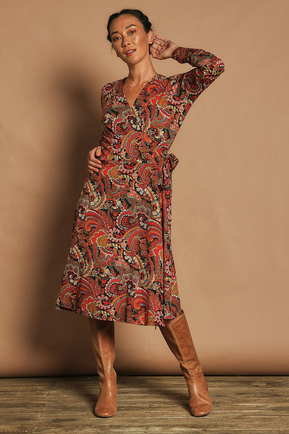 Model Katie wearing size S of the Sunburst Cotton Wrap Dress in colour Hackney, from the front, showing the whole outfit
