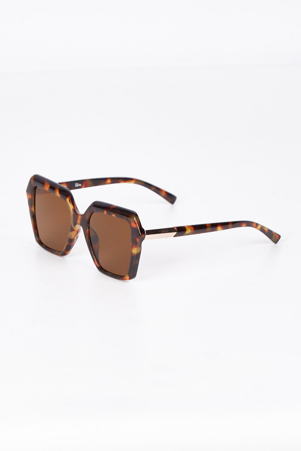 A model wearing size OneSize of the Danceteria Square Sunglasses in colour Turtle, from the front, showing the whole outfit