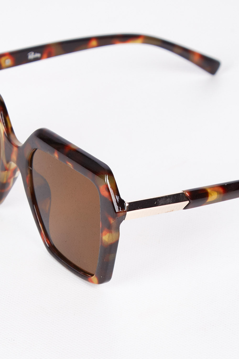 A model wearing size OneSize of the Danceteria Square Sunglasses in colour Turtle, from the front, showing the whole outfit
