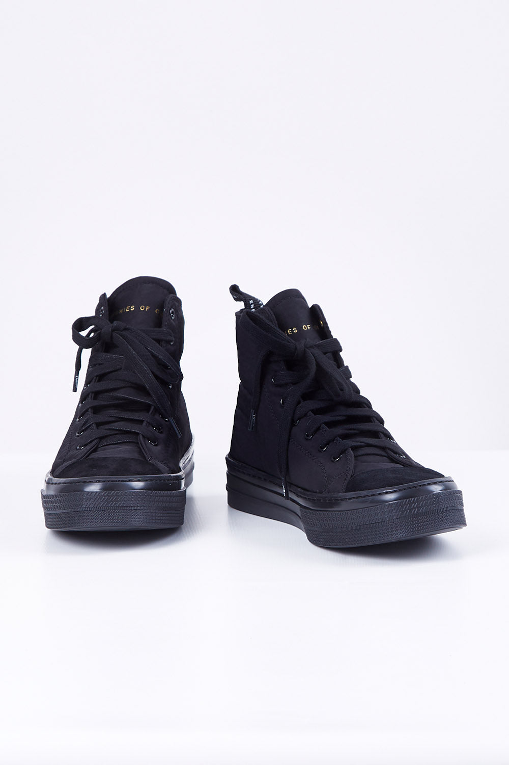 A model wearing size 38 of the Ranger High Top Sneaker in colour Blkstealth (Black), from the front, showing the whole outfit