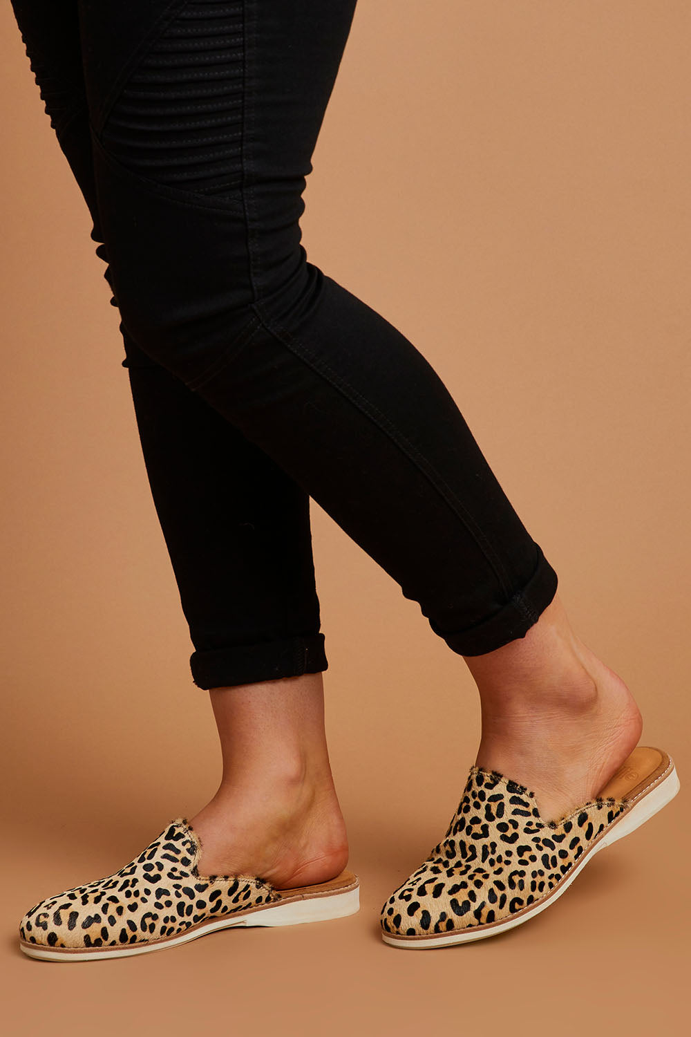 A model wearing size 38 of the Derby Mule Flat in colour Camelleo, from the front, showing the whole outfit