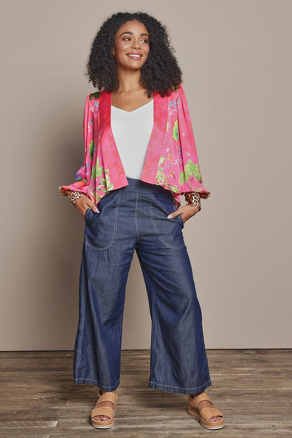 Model Ziara wearing size S of the Pula Pant in colour Denim (Blue), from the front, showing the whole outfit