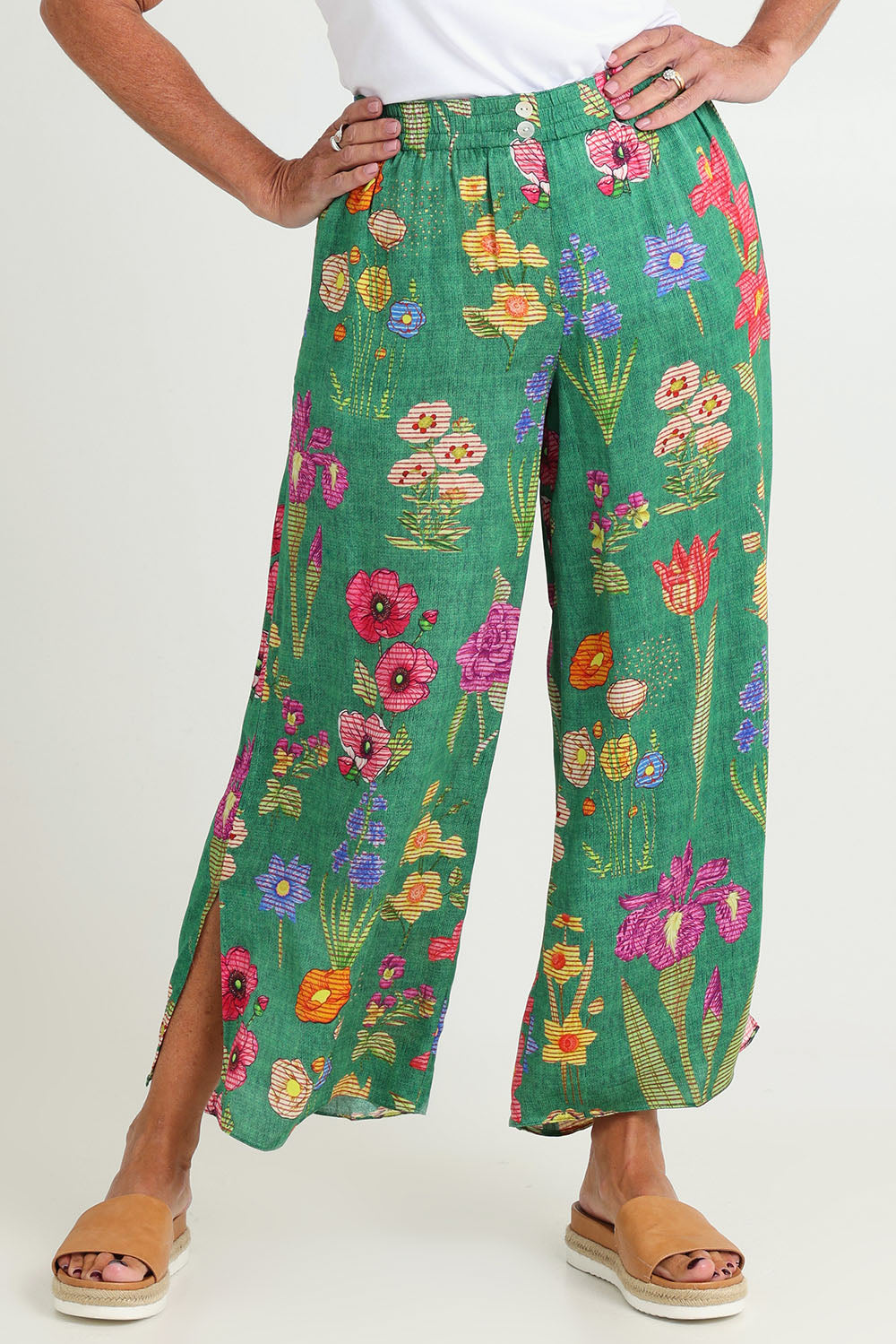 Model Sandy wearing size S of the Tea Pant in colour Emerald (Green), from the front, cropped image