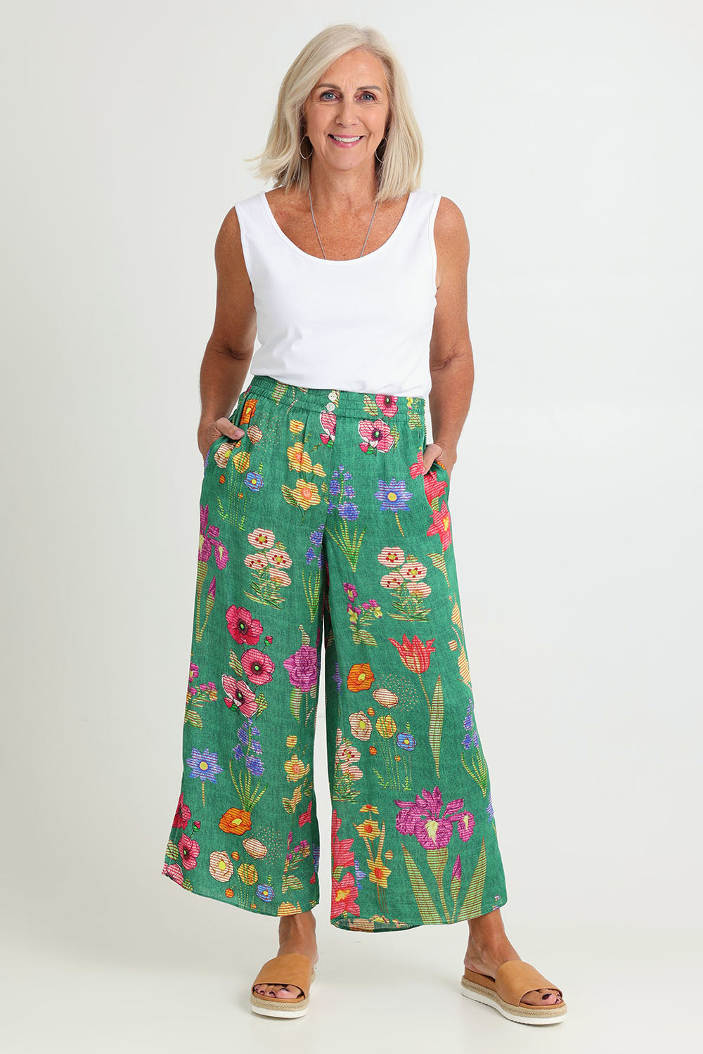 Model Sandy wearing size S of the Tea Pant in colour Emerald (Green), from the front, showing the whole outfit