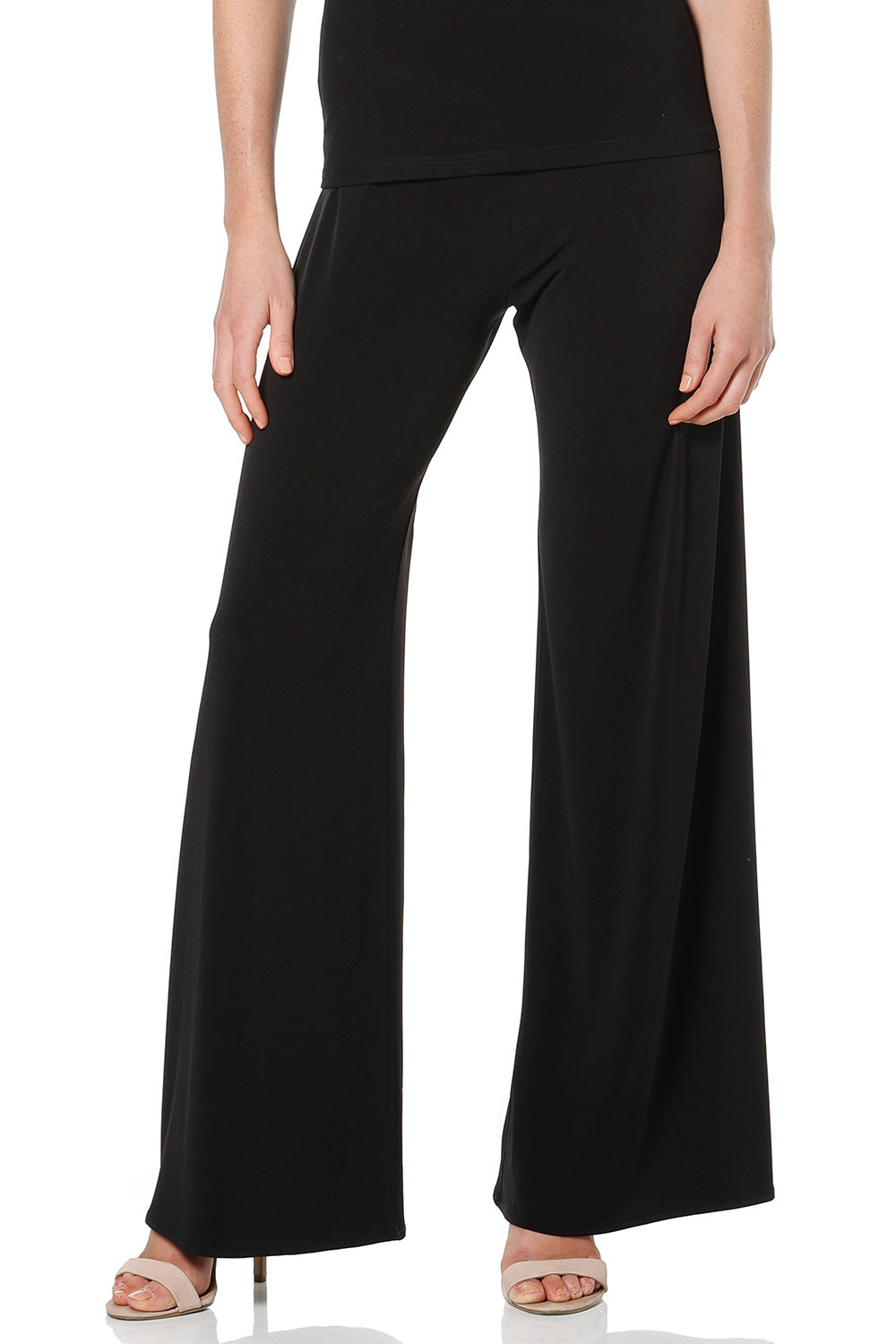 A model wearing the Seamless Pant in colour Black (Black), from the front, cropped image