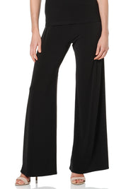 A model wearing the Seamless Pant in colour Black (Black), from the front, cropped image