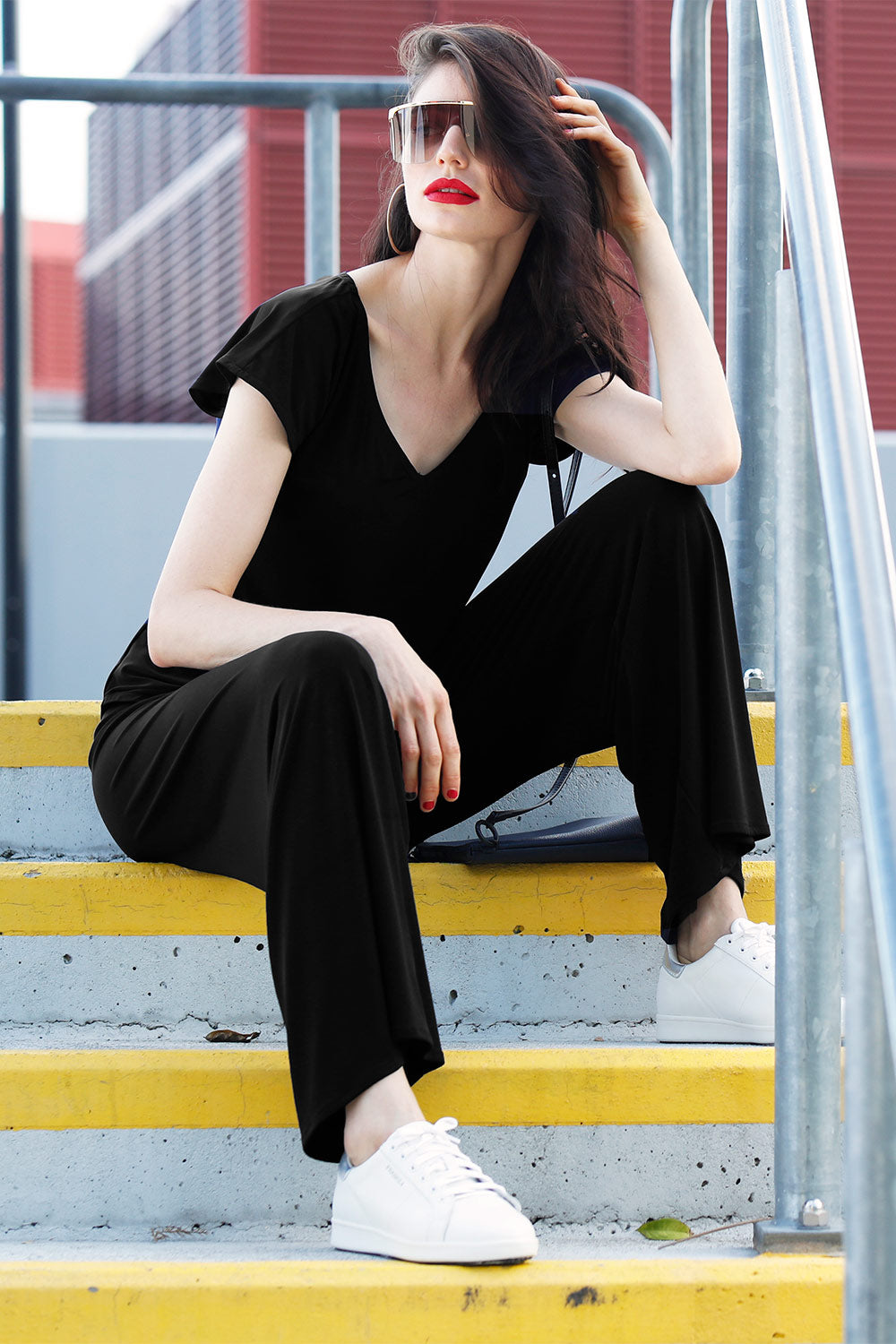 A model wearing the Seamless Pant in colour Black (Black), from the front, showing the whole outfit