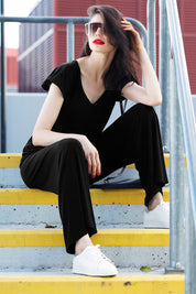 A model wearing the Seamless Pant in colour Black (Black), from the front, showing the whole outfit