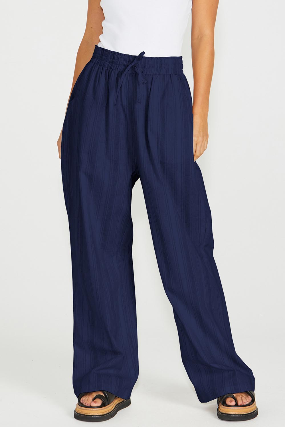 A model wearing the Odell Cotton Linen Pant in colour Navy (Blue), from the front, cropped image