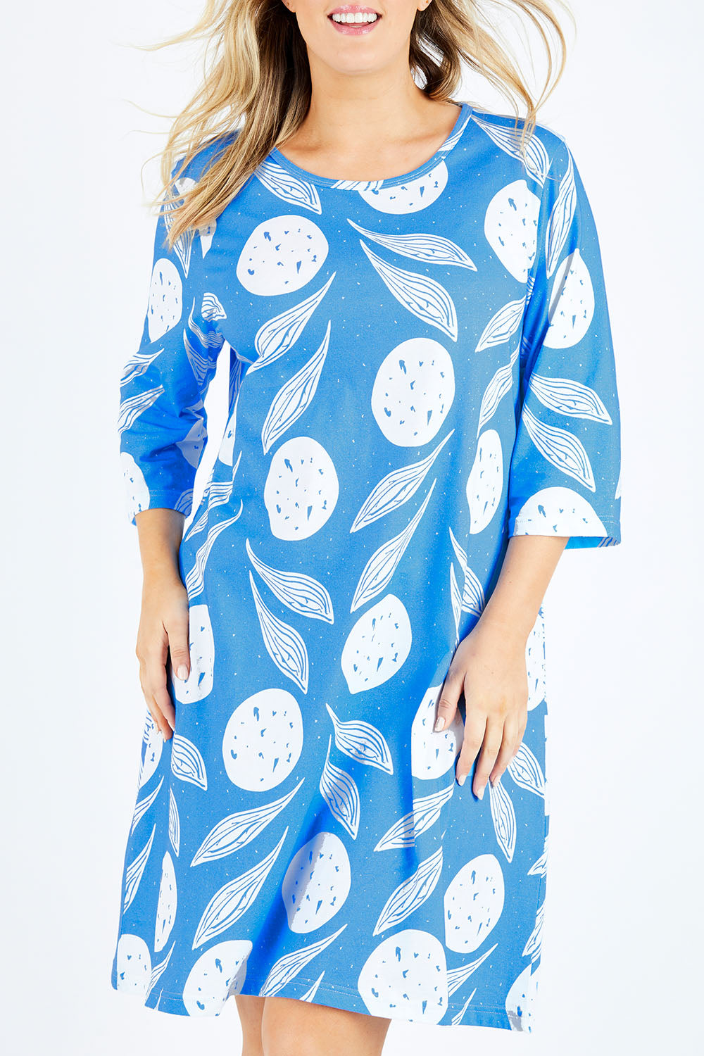 Model Jess wearing size 14 of the Dagtig Dress in colour Circflwr (White), from the front, cropped image