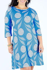 Model Lauren wearing size 16 of the Dagtig Dress in colour Circflwr (White), from the front, cropped image