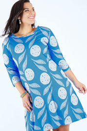 Model Lauren wearing size 16 of the Dagtig Dress in colour Circflwr (White), from the front, cropped image