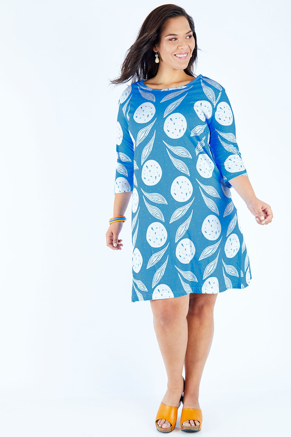 Model Lauren wearing size 16 of the Dagtig Dress in colour Circflwr (White), from the front, showing the whole outfit