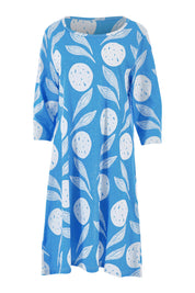 Product shot of the Dagtig Dress in colour Circflwr (White), from the front