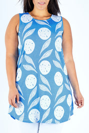 Model Lauren wearing size 18 of the Sommar Tunic in colour Circflwr (White), from the front, cropped image