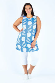 Model Lauren wearing size 18 of the Sommar Tunic in colour Circflwr (White), from the front, showing the whole outfit