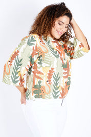 Model Jess wearing size 16 of the Avslappnad Top in colour Animal (Green), from the front, cropped image