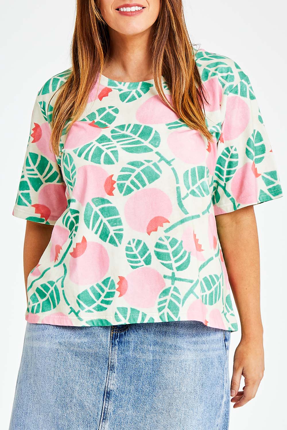 Model Laura wearing size 14 of the Solsken Tee in colour Crelingon, from the front, cropped image