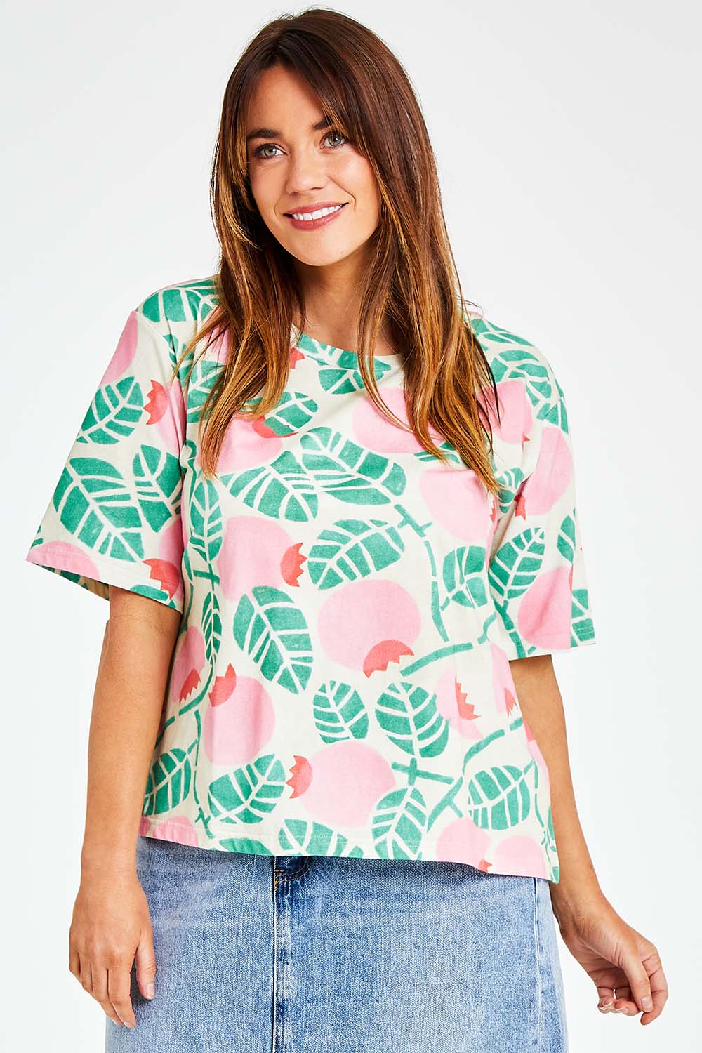 Model Laura wearing size 14 of the Solsken Tee in colour Crelingon, from the front, cropped image