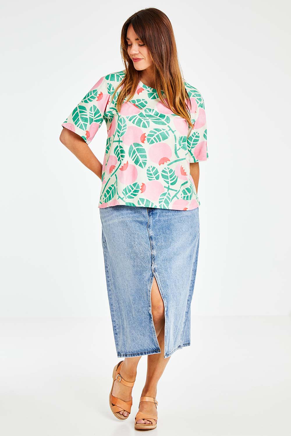 Model Laura wearing size 14 of the Solsken Tee in colour Crelingon, from the front, showing the whole outfit