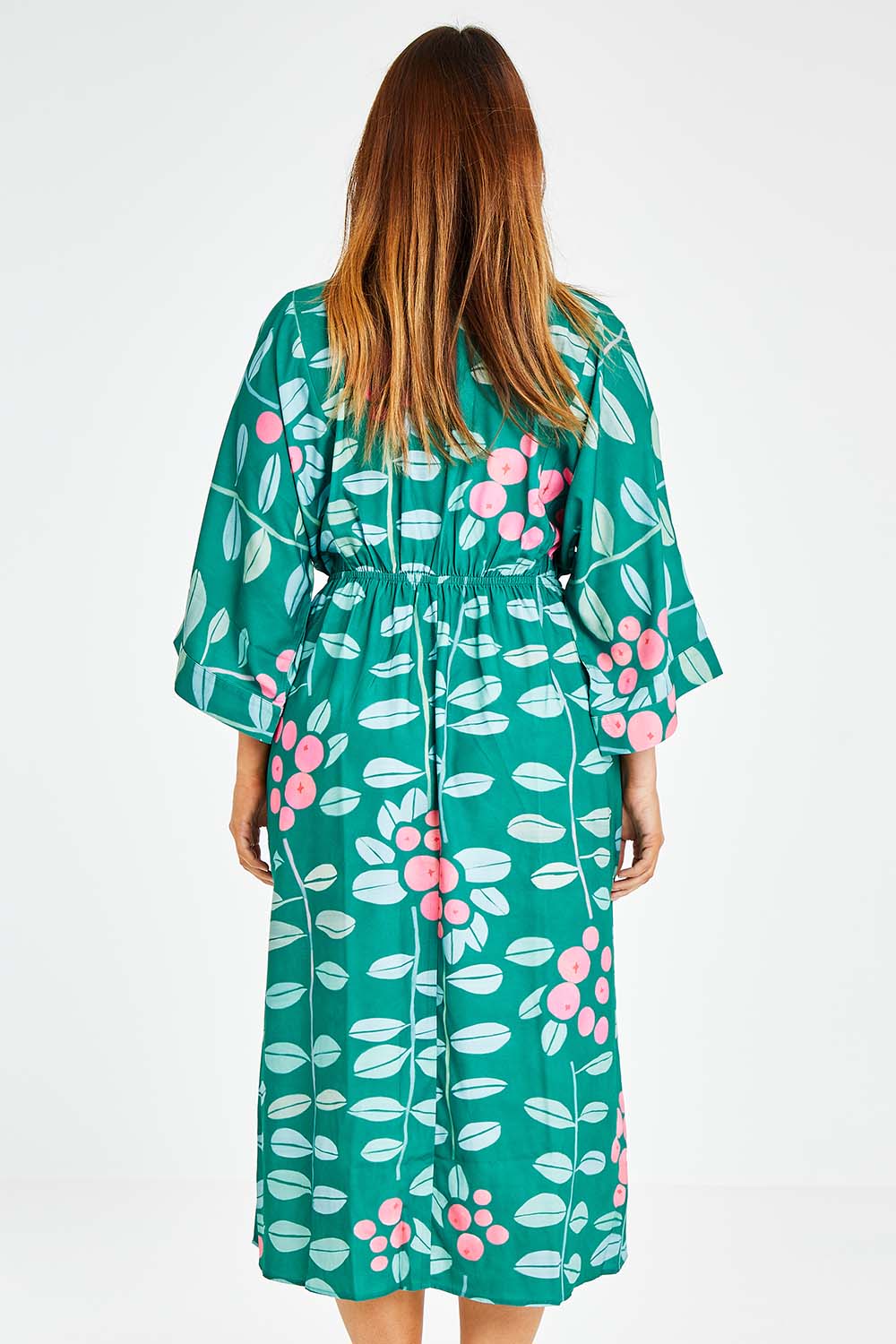 Model Laura wearing size 14 of the Middag Dress in colour Grejuniper (Green), from the back