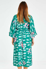 Model Laura wearing size 14 of the Middag Dress in colour Grejuniper (Green), from the back