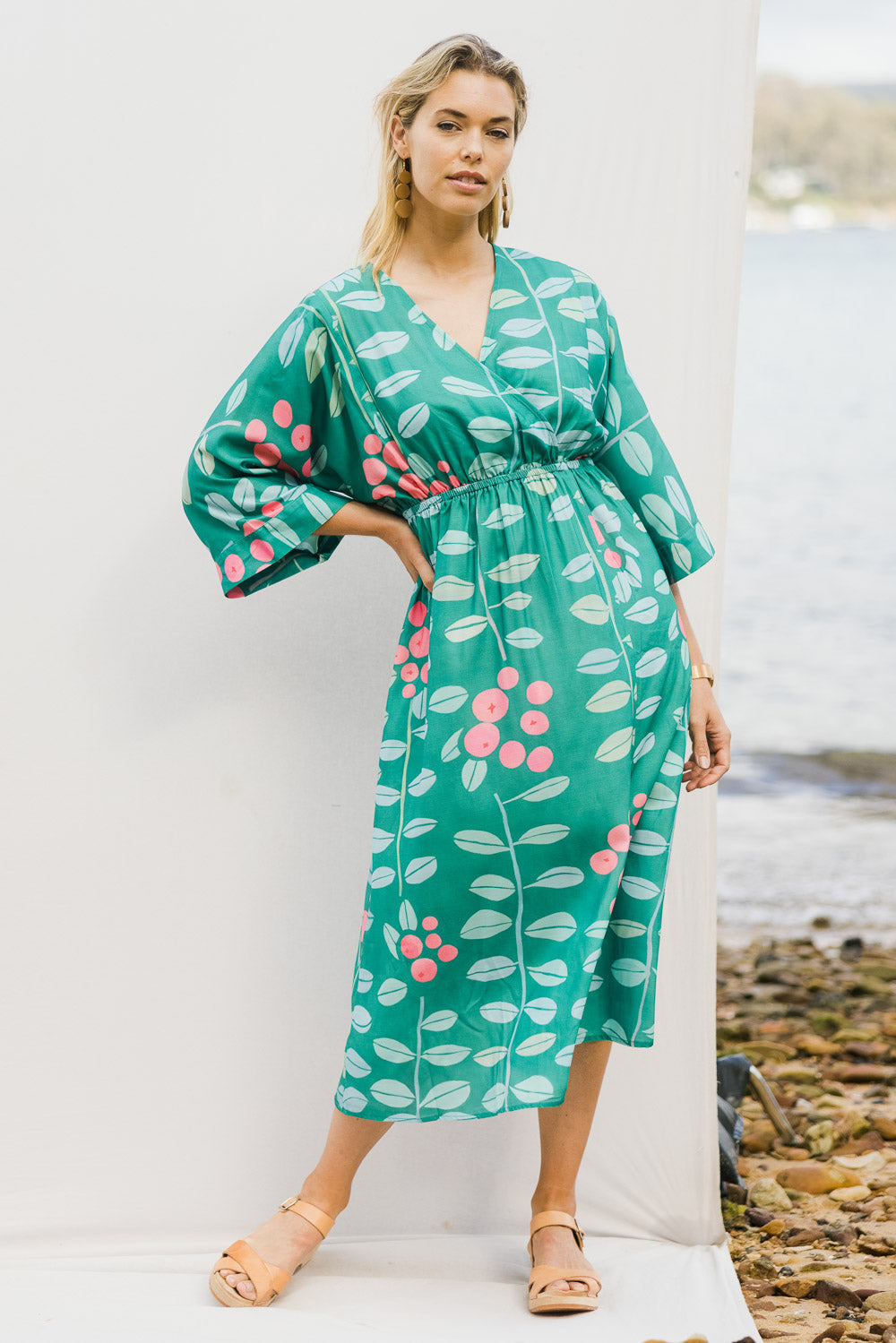 Model Phoebe wearing size 10 of the Middag Dress in colour Grejuniper (Green), from the front, showing the whole outfit