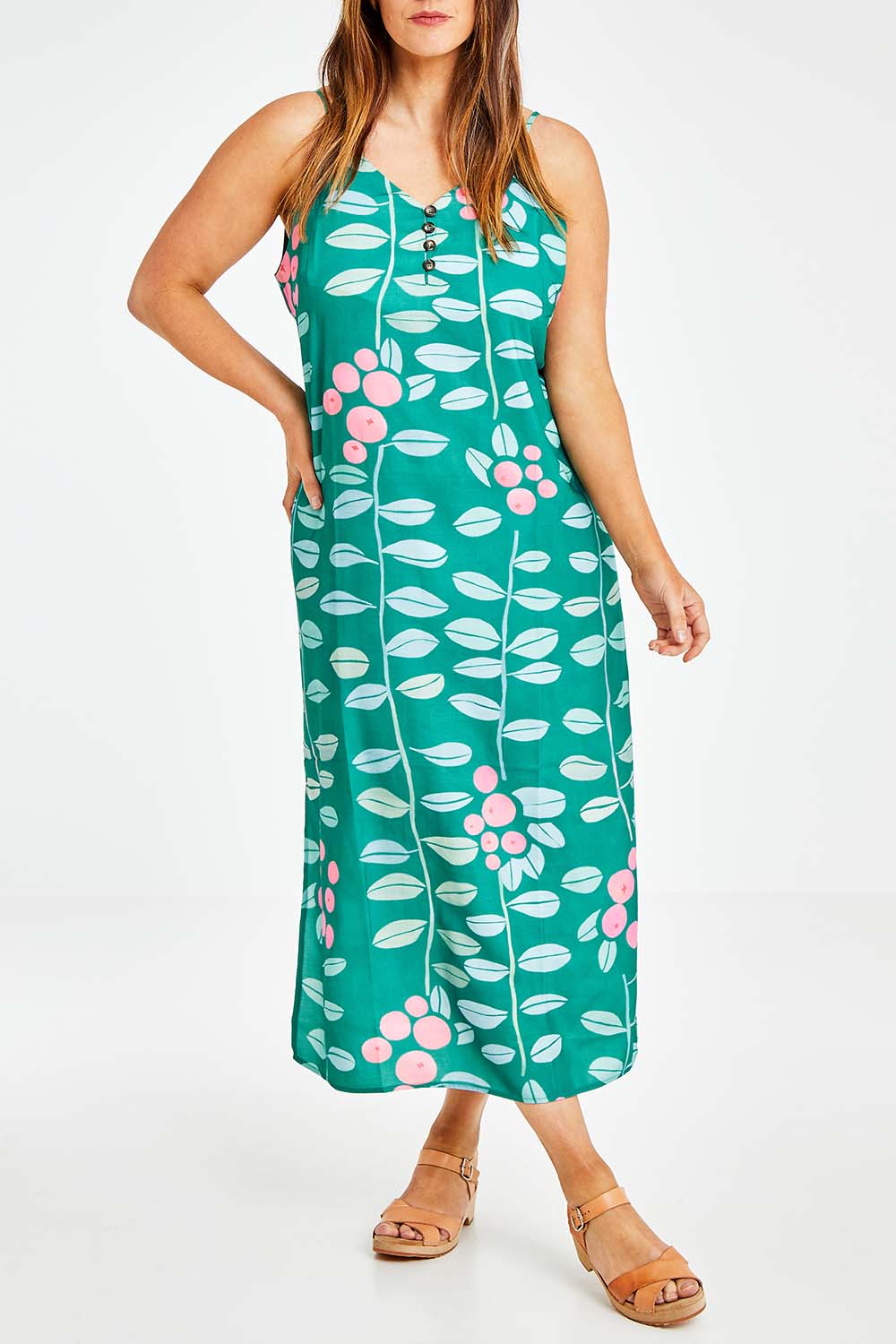 Model Laura wearing size 14 of the Flytande Maxi Dress in colour Grejuniper (Green), from the front, cropped image
