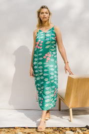 Model Phoebe wearing size 10 of the Flytande Maxi Dress in colour Grejuniper (Green), from the front, showing the whole outfit