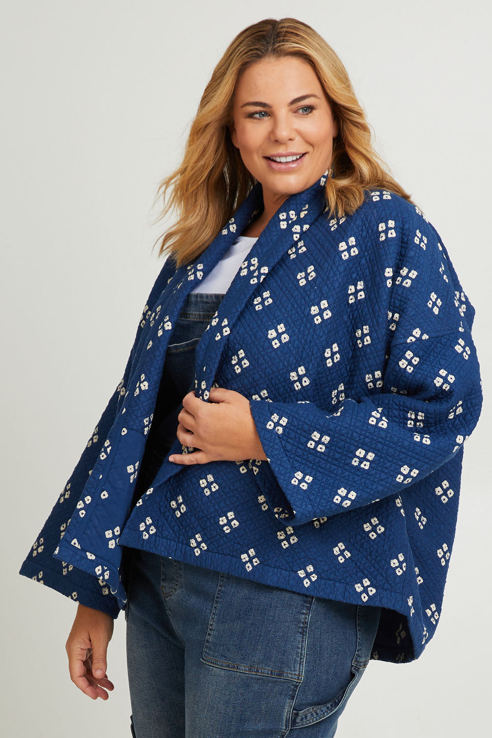 Model Fiona wearing size 16 of the Nightcliff Beach Jacket in colour Navy (Blue), from the front, cropped image